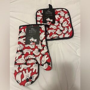 NWT Disney Mickey Mouse set Oven Mitt And Pot Holder Black Red & White kitchen